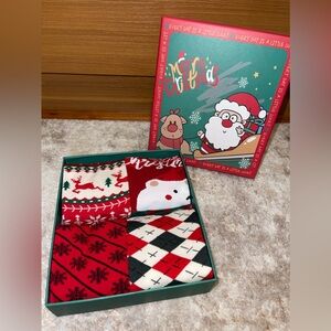 New holiday socks : pack of 4